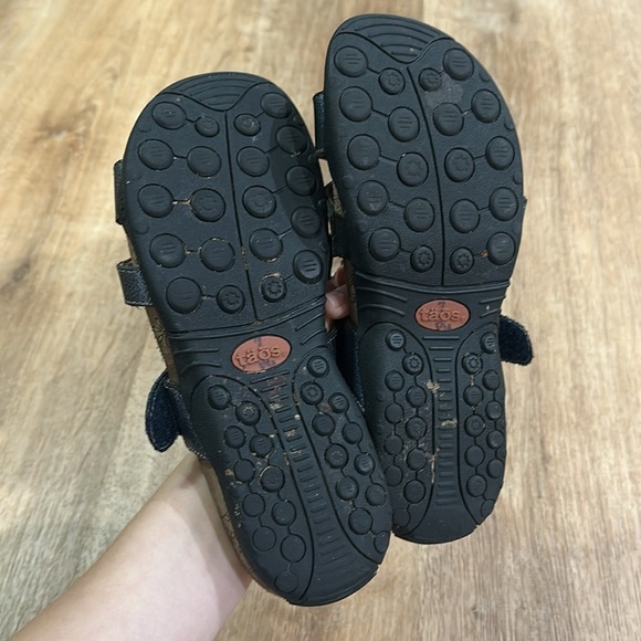 TAOS | Oasis Leather Strappy Silver Metallic Medallion Sandals - Picture 7 of 7